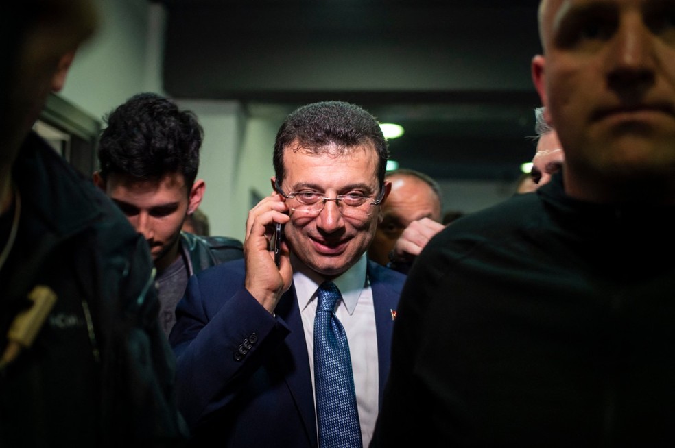 Opositor do presidente Erdogan, Ekrem Imamoglu, foi preso e afastado do cargo  — Foto: Yasin AKGUL / AFP
