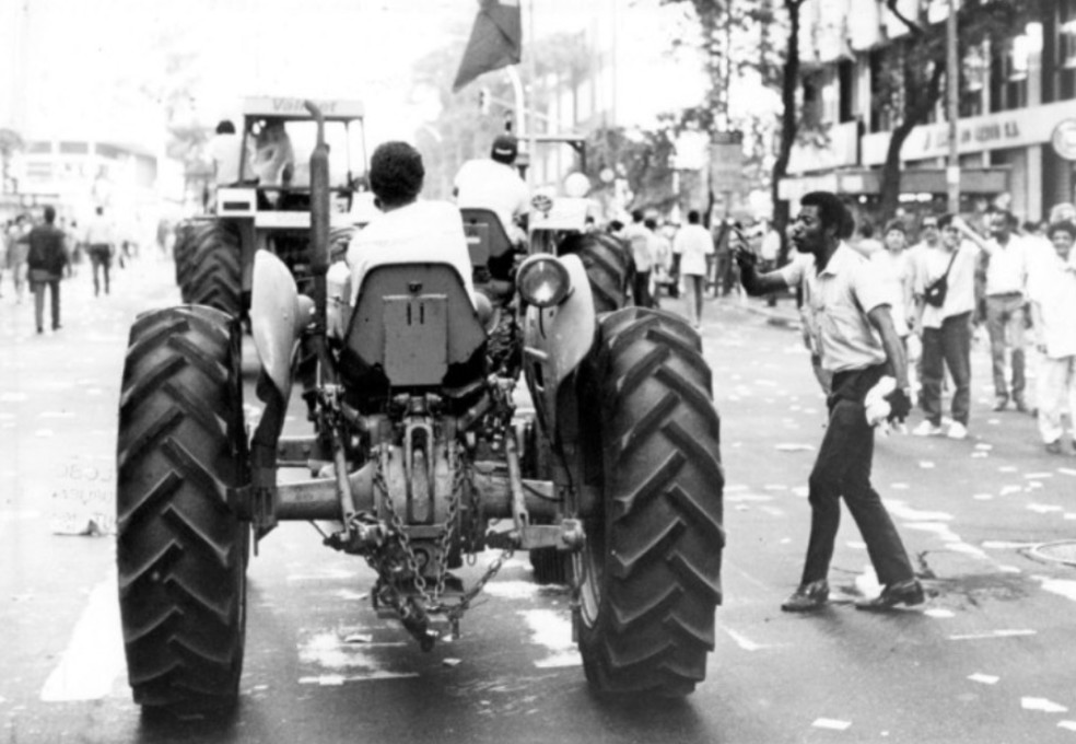 Crítico de Caiado confronta motorista de trator no Rio — Foto: Carlos Ivan/Agência O GLOBO