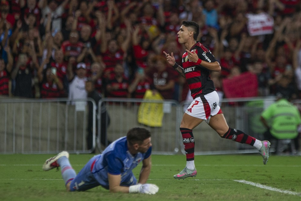 Luiz Araújo marca um dos seus dois gols na goleada do Flamengo sobre o Fortaleza — Foto: Guito Moreto / Agência O Globo