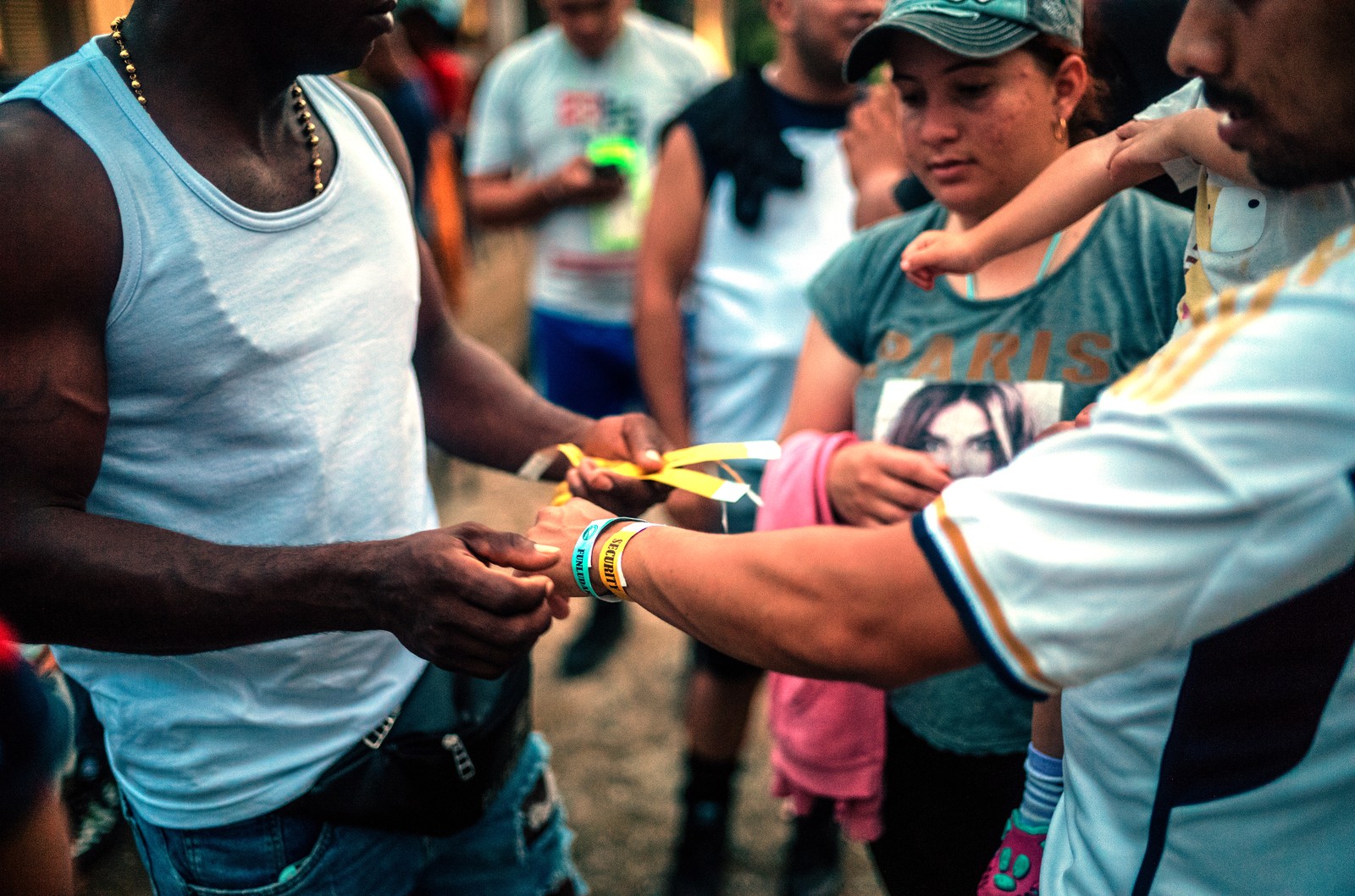 Pulseiras de comprovante de pagamento são distribuídas em Acand', Colômbia, antes da jornada dos migrantes para cruzar o DariŽn Gap — Foto: Federico Rios/The New York Times
