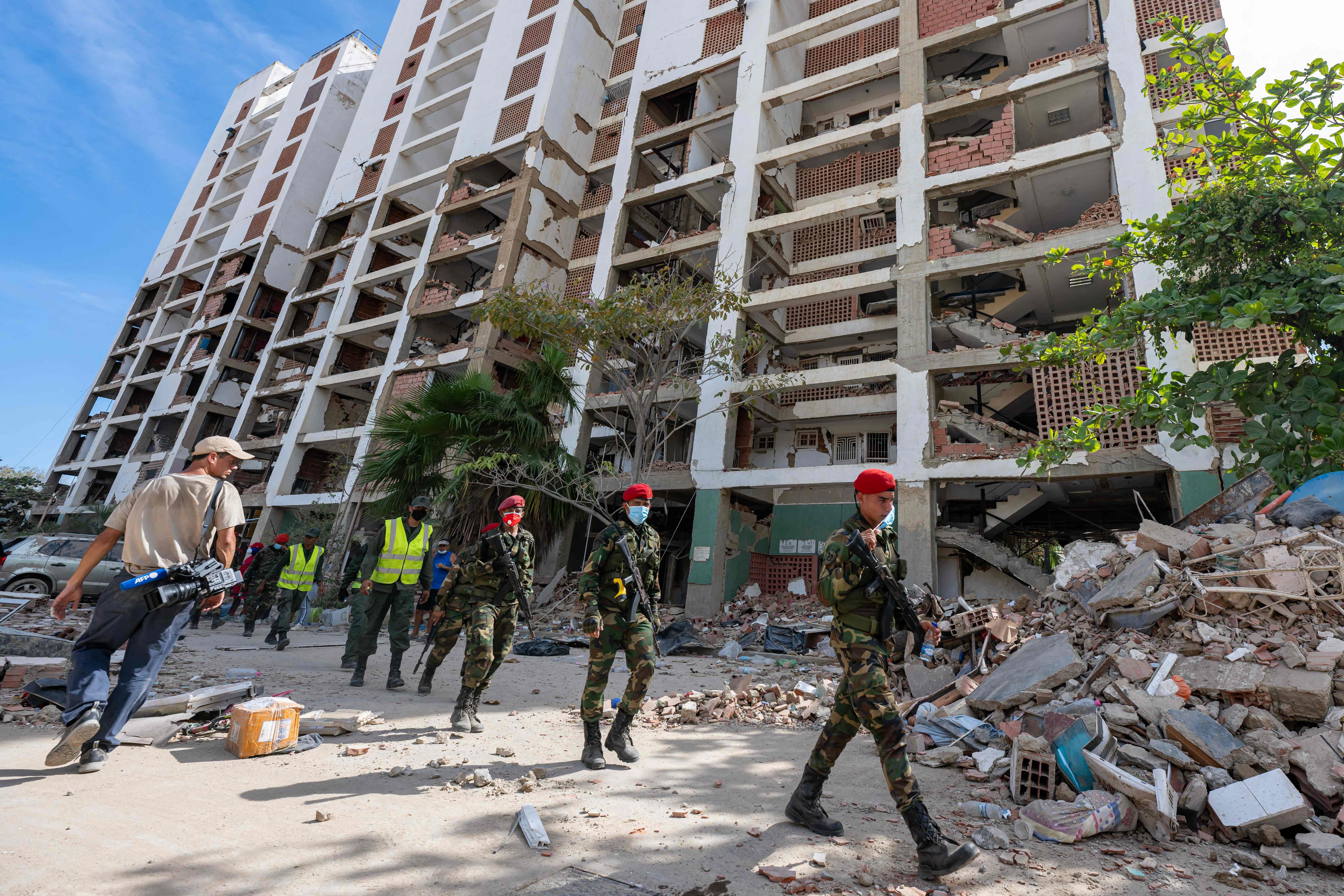 Protesto de moradores obriga militares a participarem de resgate após terremotos na Venezuela