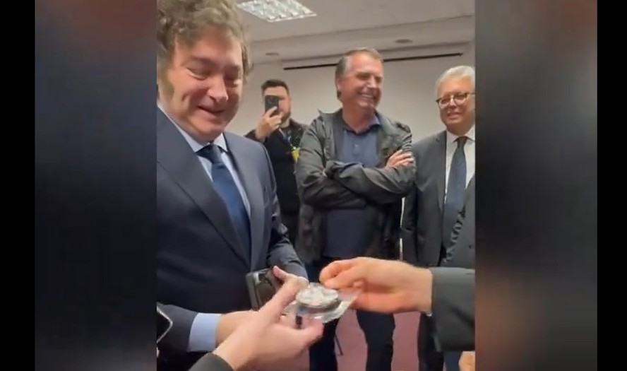 Bolsonaro entrega medalha de 'imbrochável' a Javier Milei durante evento em Santa Catarina