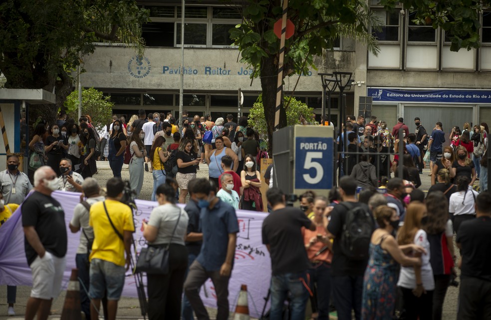 Entrada dos candidatos na Uerj, um dos maiores locais de prova Agência O Globo — Foto:         