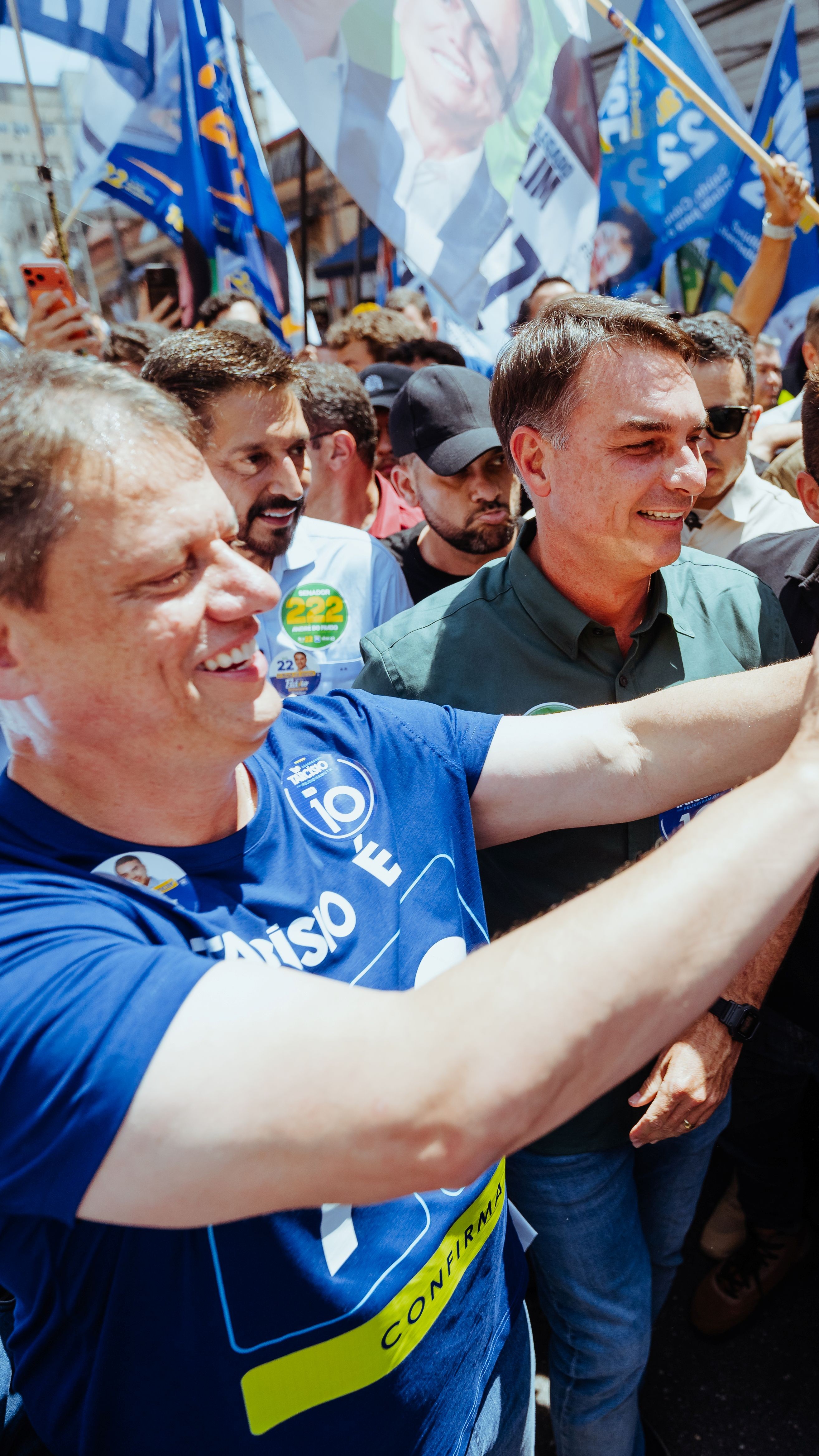 Após cobranças, Tarcísio 'entra de cabeça' na campanha de Flávio e planeja motociata na véspera do primeiro turno