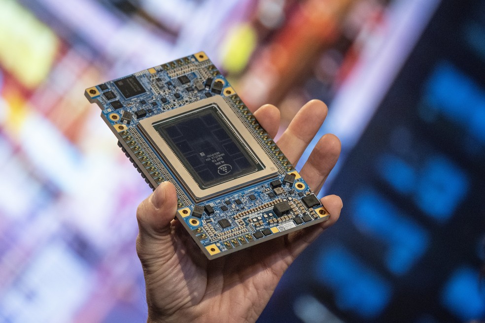 Son e Tan mantiveram conversas sobre a compra da vacilante divisão de fabricação de chips da Intel — Foto: Bloomberg