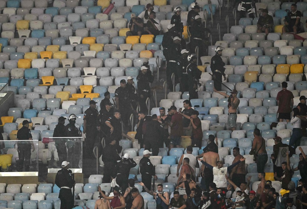 Conflito entre torcedores e policiais no Maracanã — Foto: Mauro Pimentel/AFP