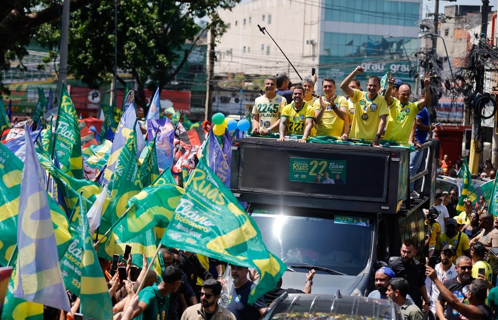 Fl&aacute;vio Bolsonaro participou de carreata ao lado do candidato do PL ao governo do Rio, Douglas Ruas  &mdash; Foto: Marcia Foletto / O GLOBO