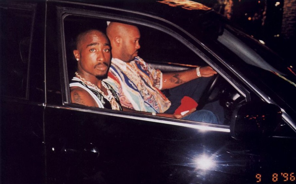 Em setembro de 1996, Tupac estava sentado em um BMW que Knight dirigia quando um Cadillac parou ao lado deles e tiros foram disparados — Foto: Reprodução