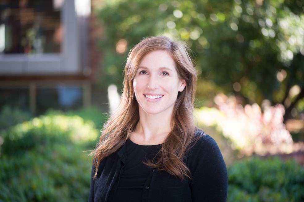 Annie Cole, pesquisadora contratada e especialista em finanças pessoais, orientando mulheres sobre como lidar com dinheiro — Foto: Reprodução