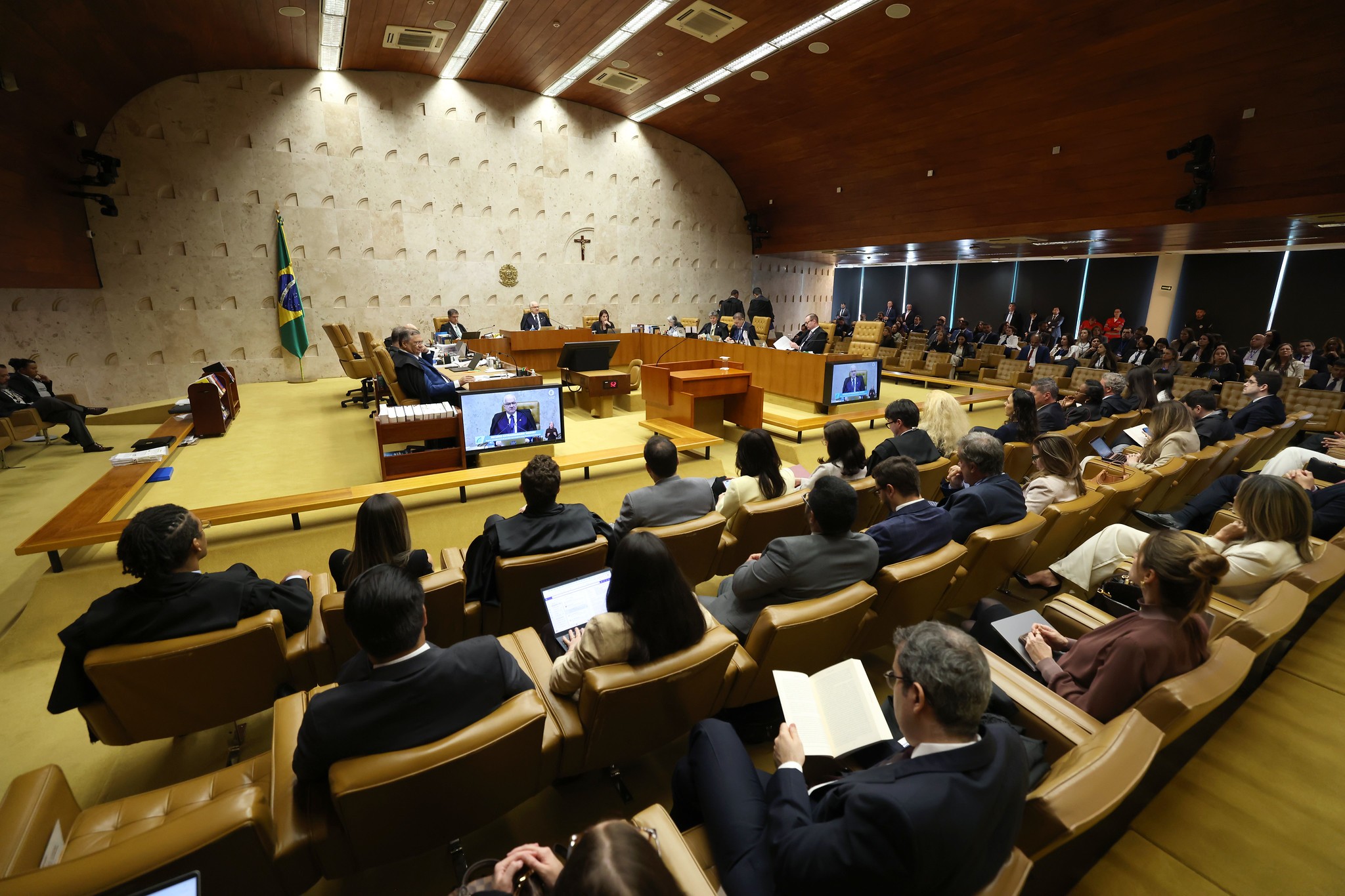 Datafolha: Reforma do STF é apoiada pela maioria dos eleitores de Lula e Flávio Bolsonaro