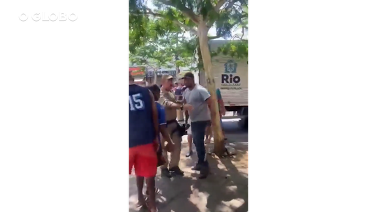 Camelôs em Jacarepaguá resistem à ação de ordenamento da Secretaria de Ordem Pública com paus e pedras