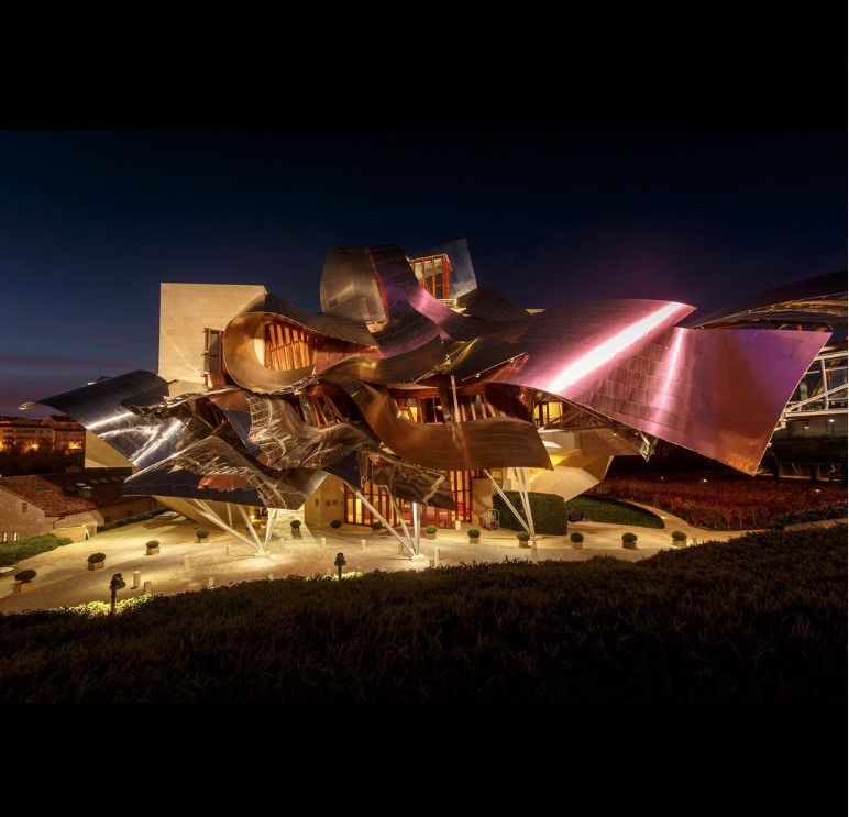 The titanium and steel in the top plates of the Marqués de Riscal are a Frank Gehry signature. - Image: Reproduction