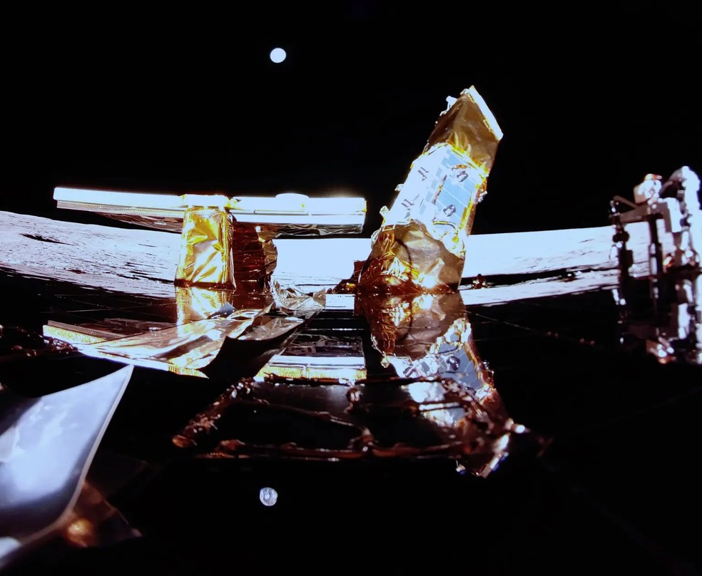 O Blue Ghost, módulo de pouso lunar construído pela Firefly Aerospace, capturou uma imagem da Terra no horizonte após atingir a superfície lunar — Foto: Firefly Aerospace