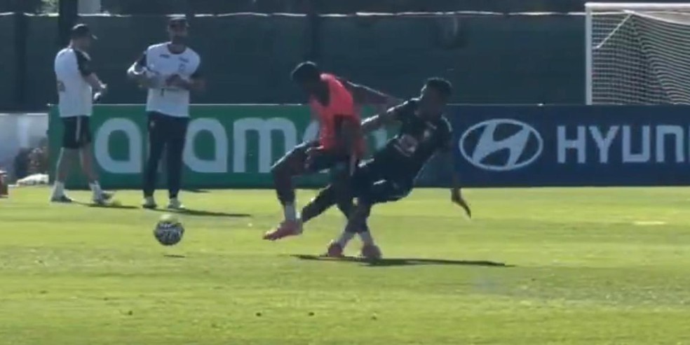 Casemiro dá carrinho forte em Endrick no treino da seleção brasileira — Foto: Reprodução