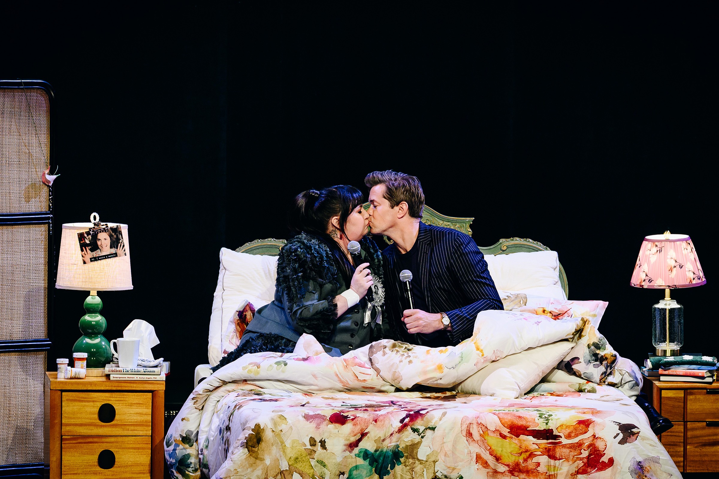 Lena Dunham faz turnê de lançamento de novo livro de memórias em cenário que reproduz seu quarto e com entrevistas feitas da cama