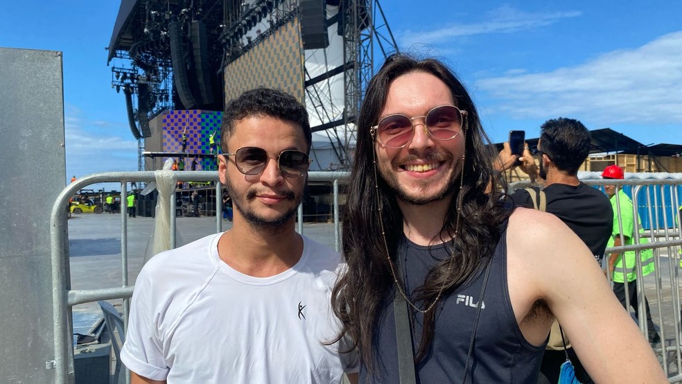 Felipe Amorirm (camisa branca) e Vinícius Nowicki, casal de fãs de Lady Gaga — Foto: João Vitor Costa / Agência O Globo