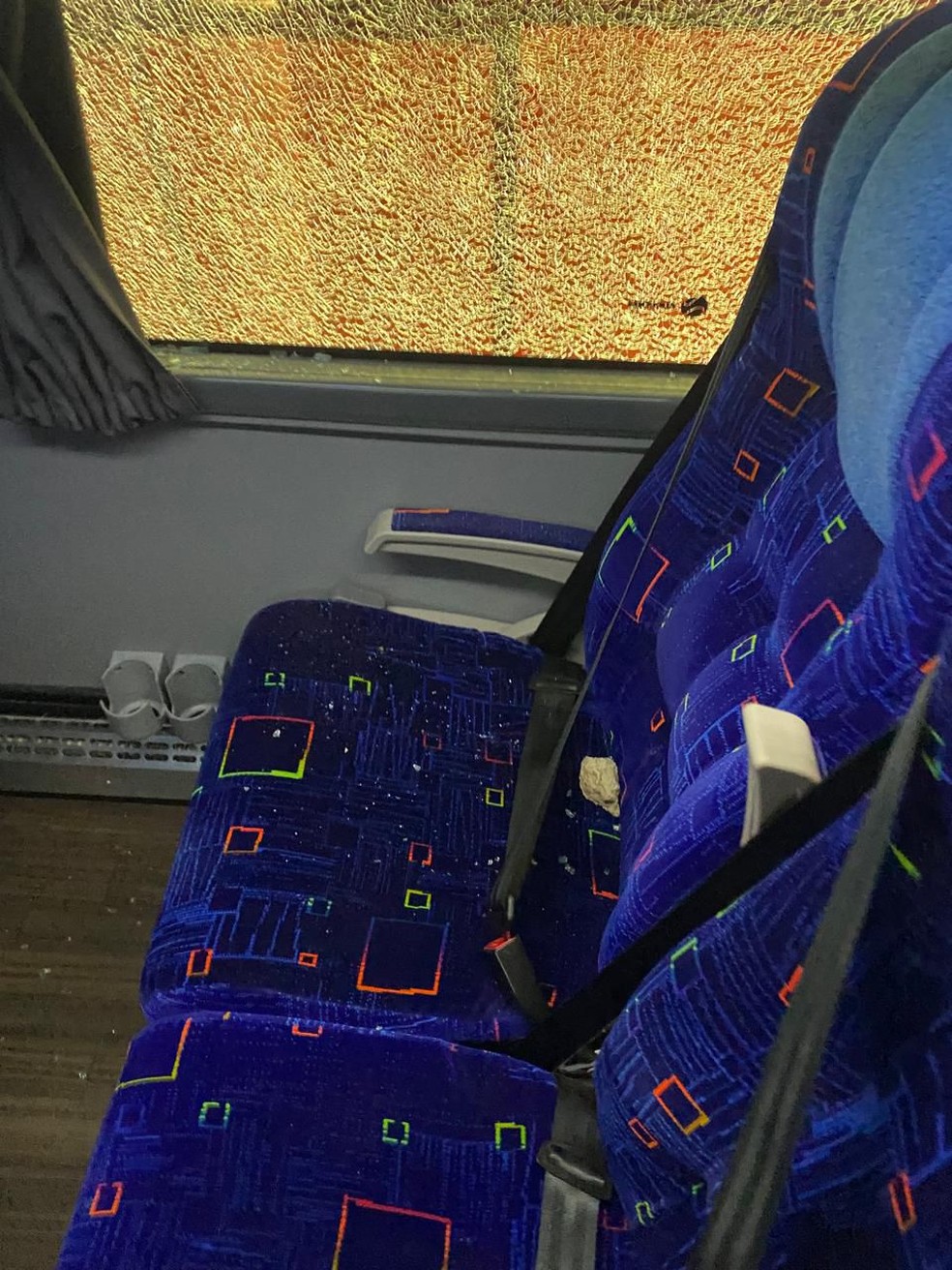 Ônibus da delegação do Flamengo é apedrejado em La Plata — Foto: Reprodução