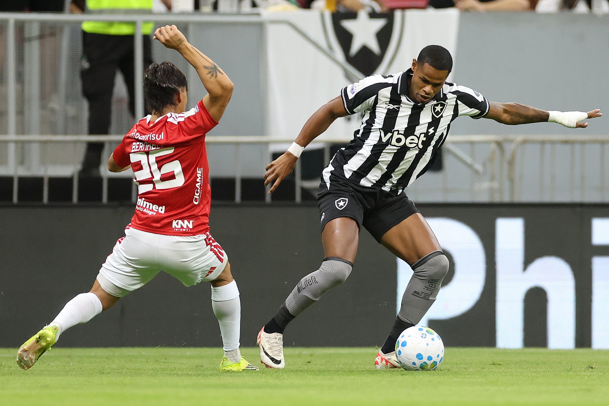 Em segundo tempo eletrizante com quatro gols, Botafogo fica no empate com o Internacional, no Brasileiro