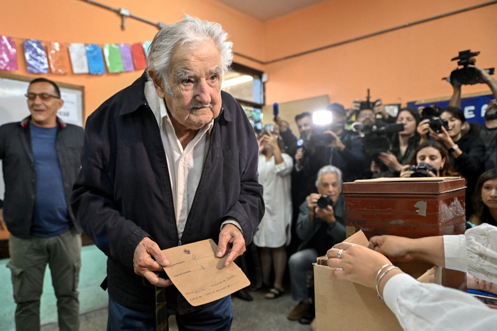 Pepe Mujica vota em eleição presidencial no Uruguai — Foto: Santiago Mazzarovich / AFP