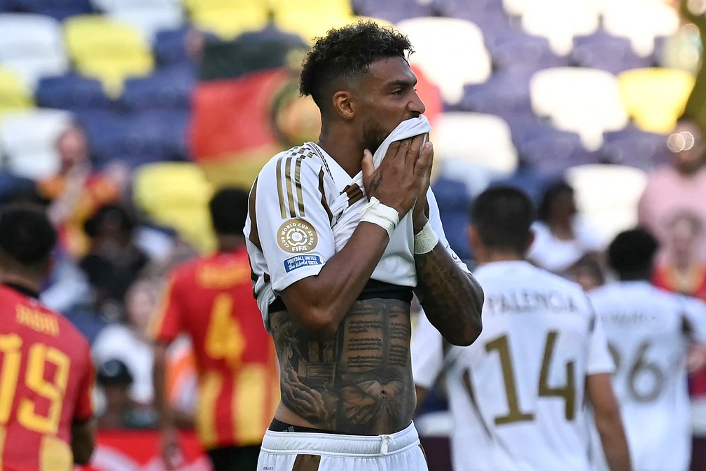 Denis Bouanga perdeu um pênalti nos acréscimos do jogo contra o Espérance — Foto: Paul ELLIS / AFP