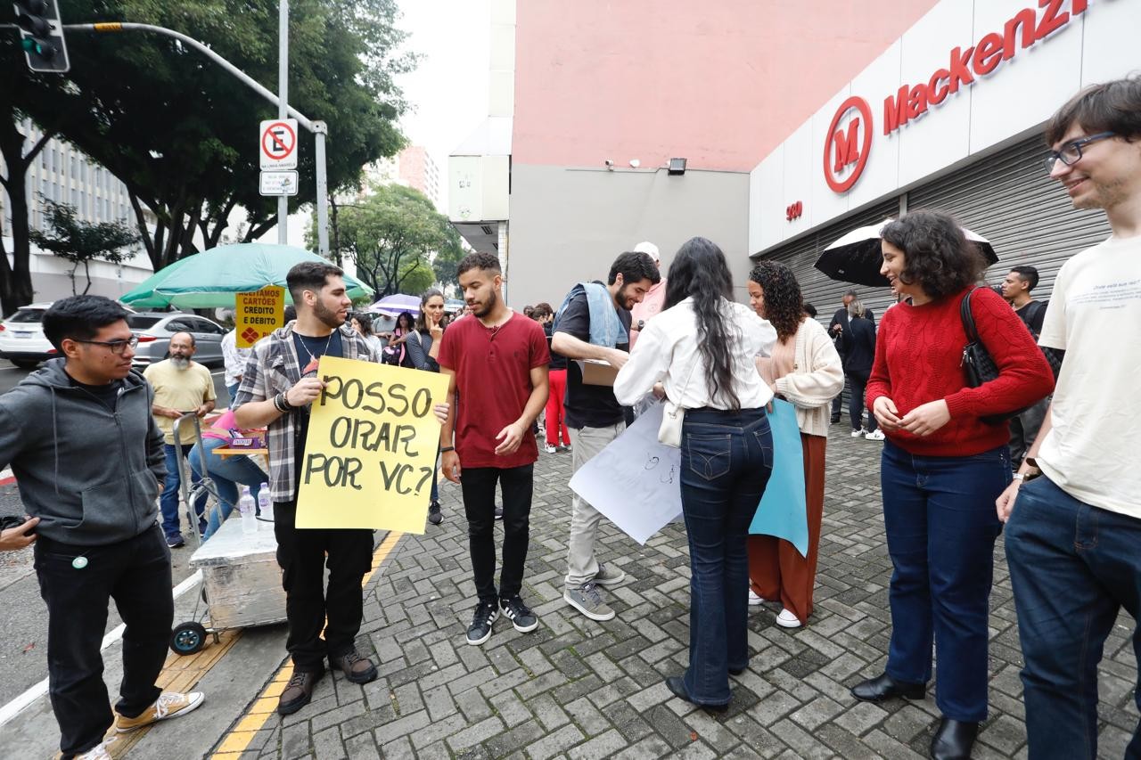 Grupo de oração antes do Enem, em São Paulo — Foto: Edilson Dantas