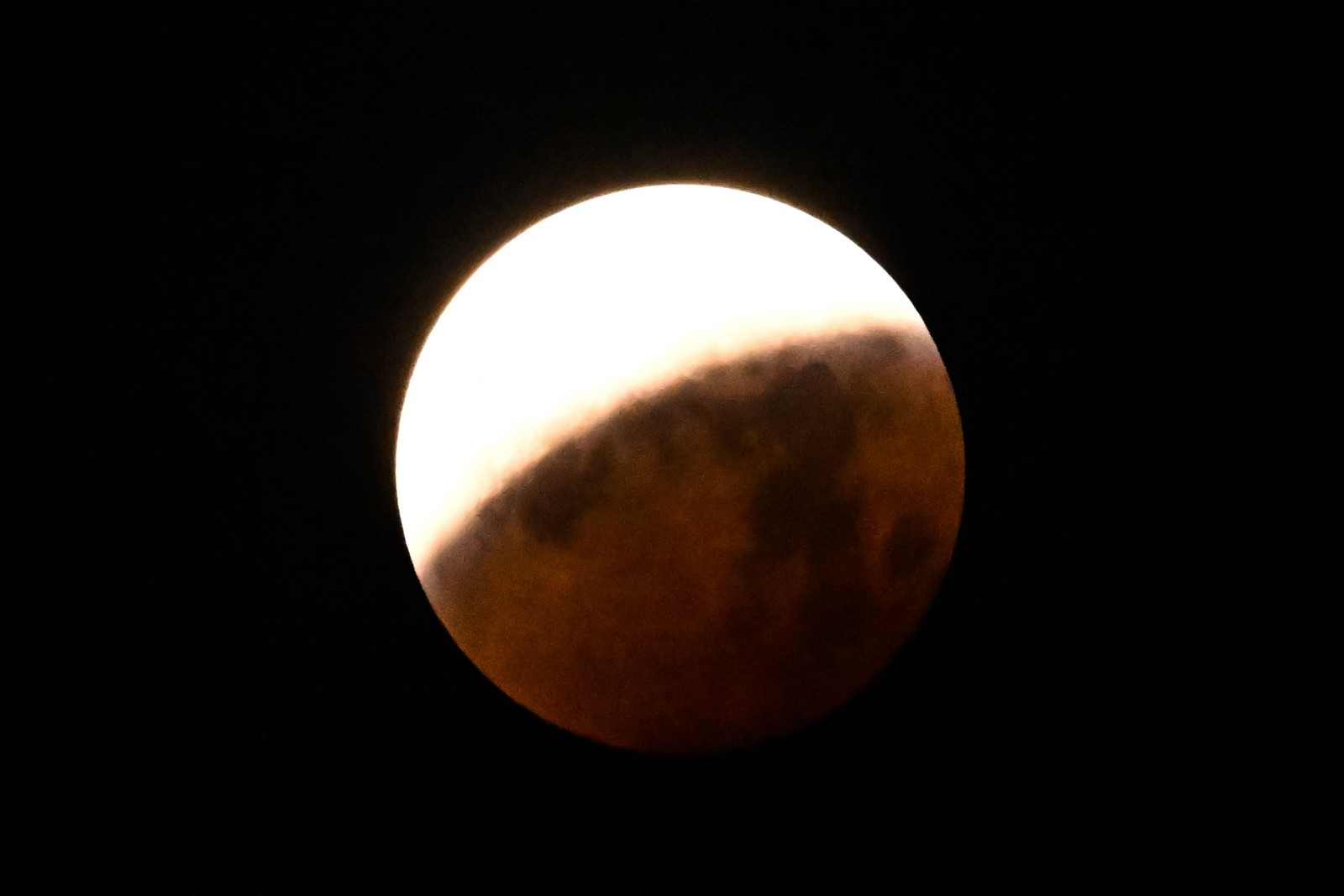 Eclipse Lunar em Progresso Visto da Cidade doMéxico, EM 14 DeMarçode 2025 - Foto: Yuri Cortez / AFP