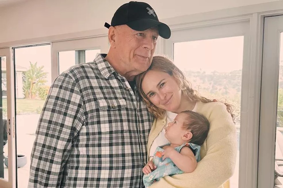 Bruce Willis com a filha Rumer Willis e a neta Louetta Isley Thomas Willis — Foto: Reprodução/Instagram