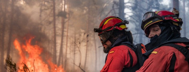 Bombeiros tentam apagar chamas em floresta em Guadalajara, 100km ao Norte de Madri — Foto: HANDOUT / UME / AFP