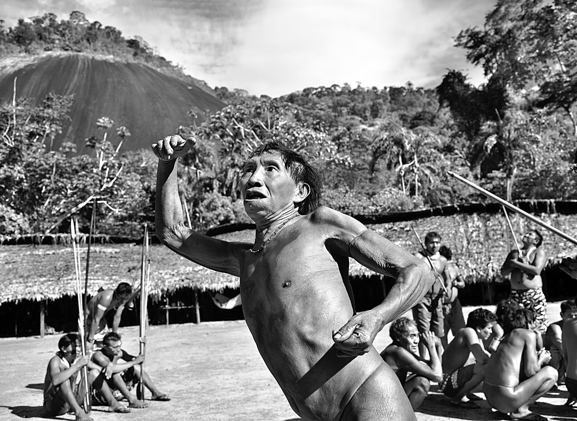 Registro de Sebastião Salgado da etnia ianomâmi, na Amazônia, em 2014 — Foto: Agência O Globo/Sebastião Salgado