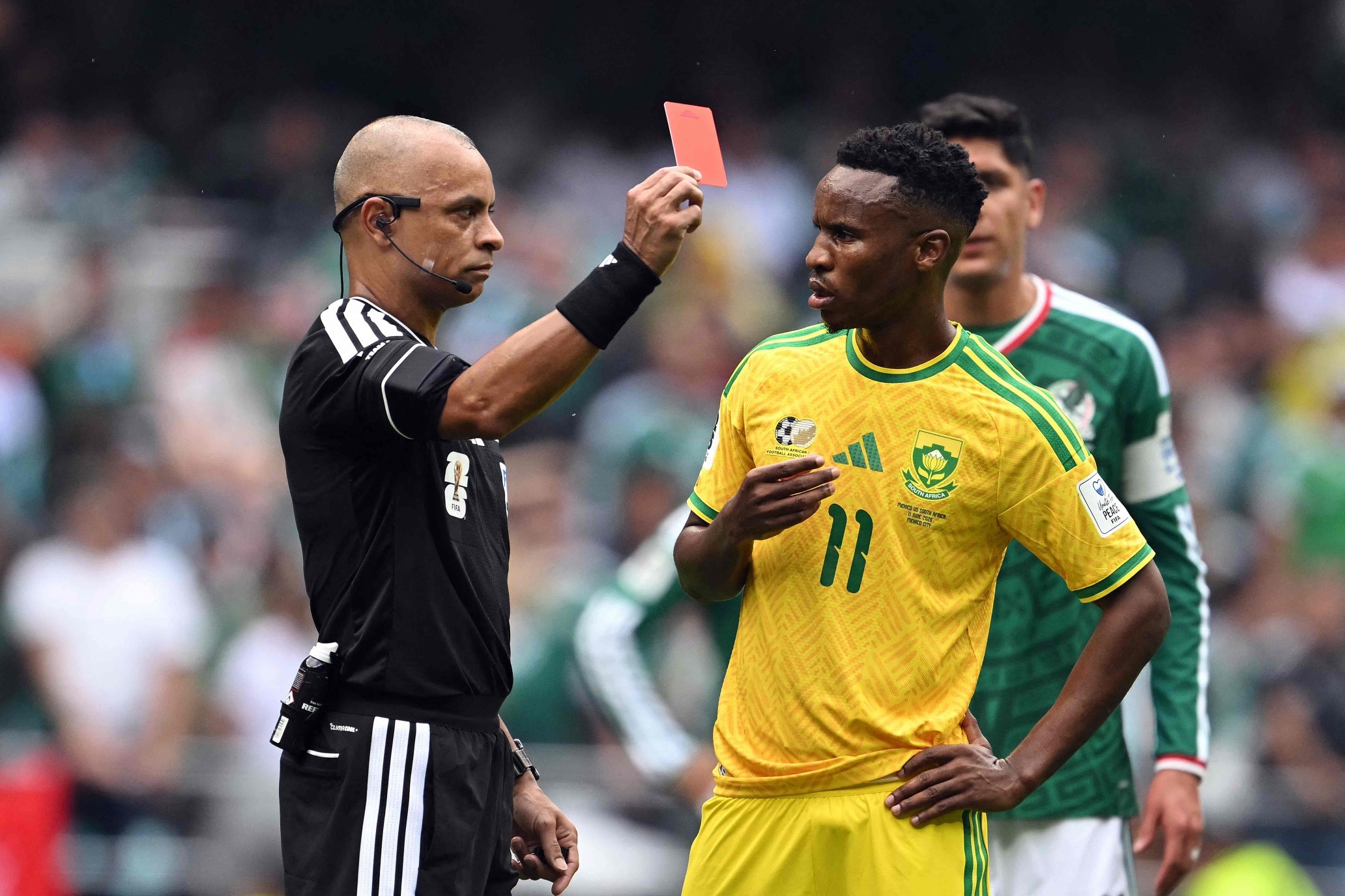 Na abertura, Copa tem três expulsões diretas em um mesmo jog