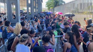 Fãs de Bruno Mars se aglomeram na porta do Engenhão para comprar ingressos para o show — Foto: Fábio Rossi/Agência O Globo