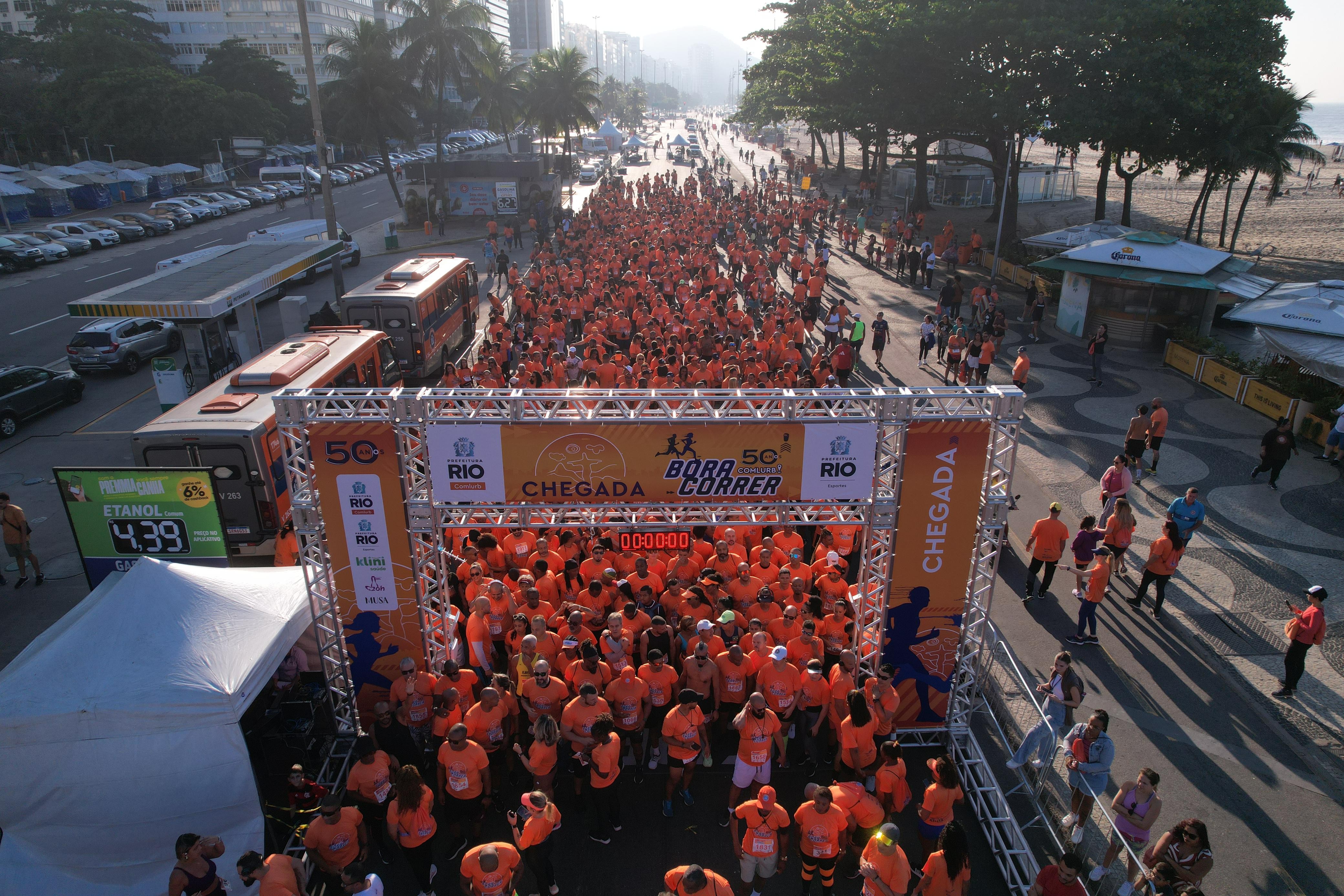 Corrida da Comlurb em Copacabana escala os garis como protagonistas da festa