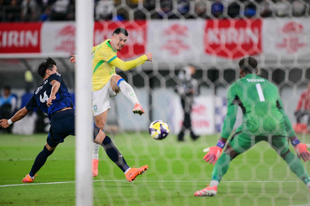 Gabriel Martinelli faz o segundo do Brasil contra o Jap&atilde;o &mdash; Foto: Yuichi YAMAZAKI / AFP