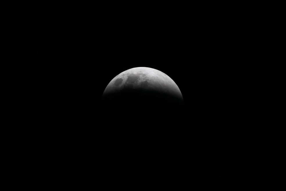Lua sendo tapada durante um eclipse lunar — Foto: Michel Filho/Agência O Globo