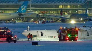 Avião da Delta Airlines capota após pouso forçado no Aeroporto Pearson de Toronto — Foto: Geoff Robins / AFP
