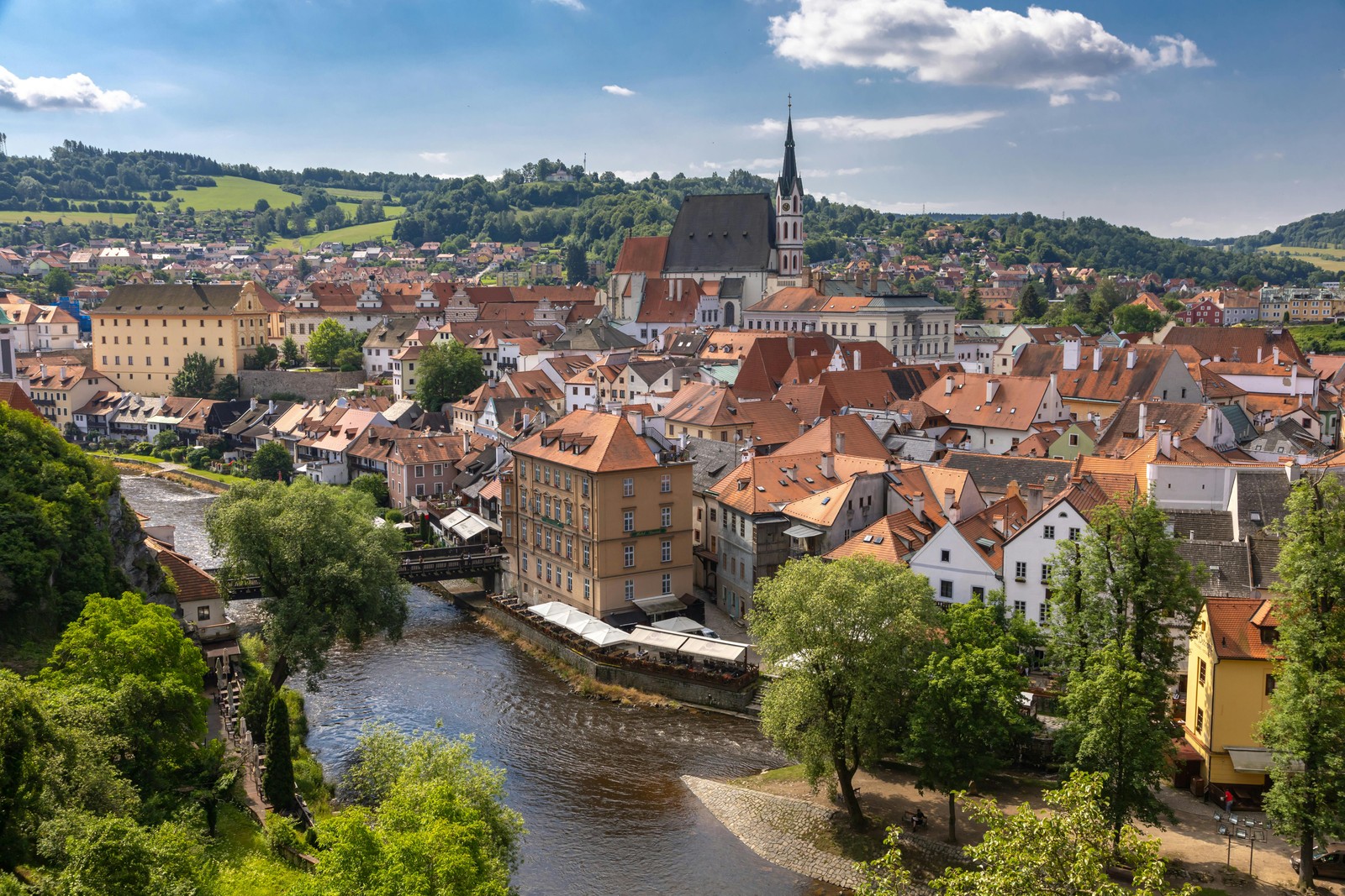 Český Krumlov, Tchéquia – Castelo do século XIII, rio sinuoso e fachadas barrocas coloridas. — Foto: Pexels