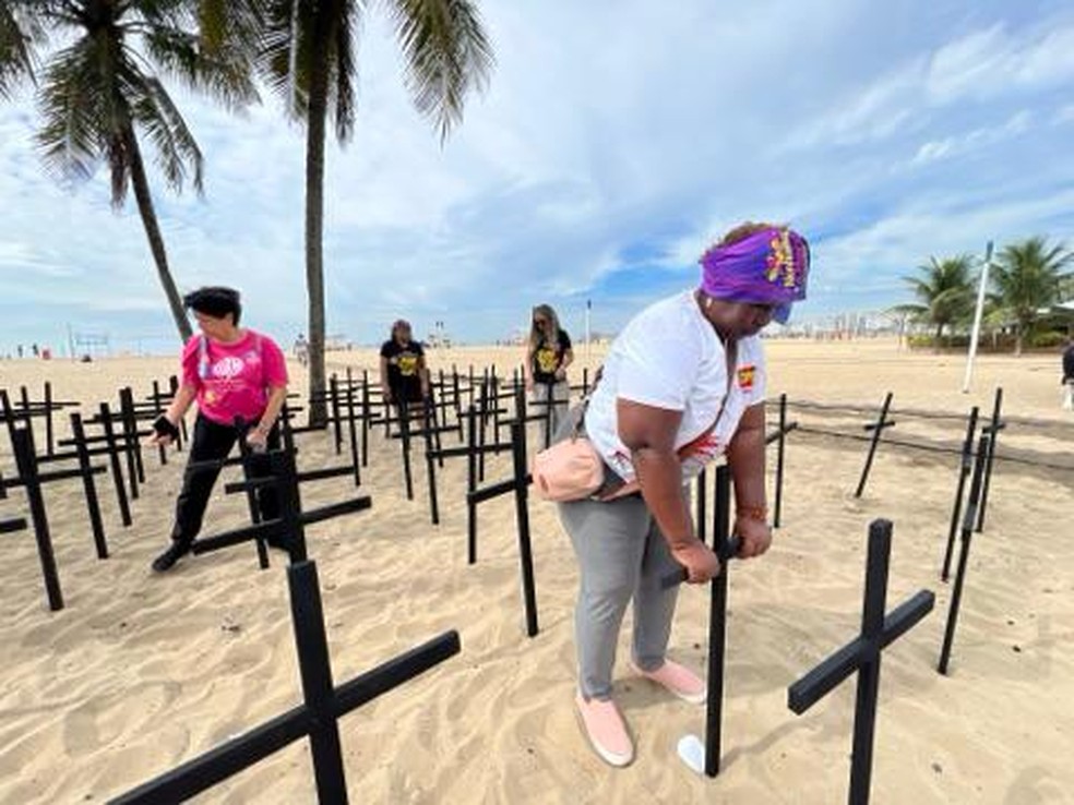 Mulheres da Central dos Trabalhadores e Trabalhadoras do Brasil (CTB) realizam protesto no Dia Internacional da Mulher, na praia de Copacabana, no Rio de Janeiro — Foto: Ana Branco/O Globo