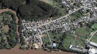 Margens do Rio Taquiri em setembro de 2023 e após as enchentes — Foto: Imagem de satélite ©2024 Maxar Technologies / AFP
