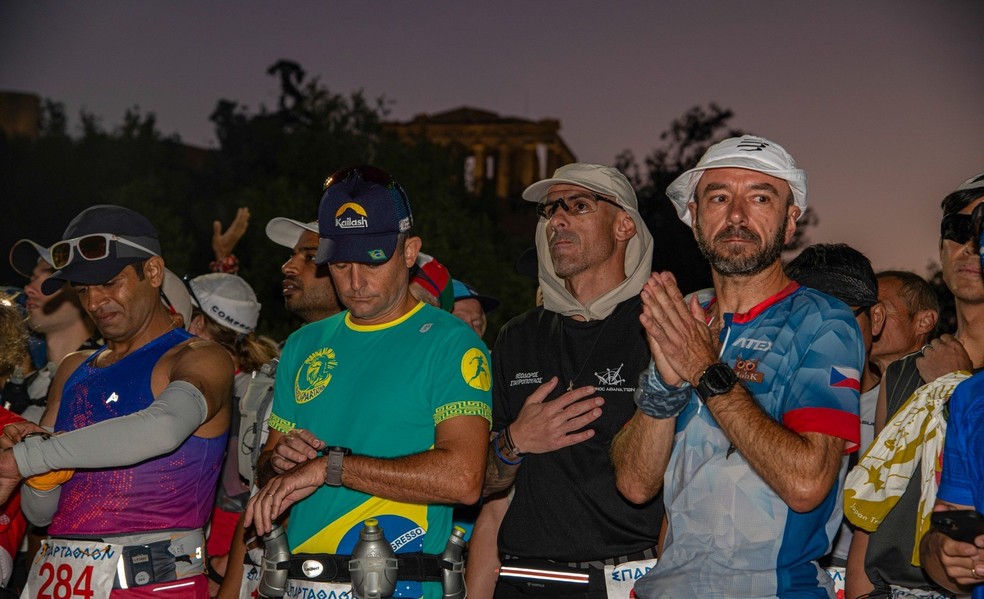 Marcelino com outros competidores da Spartathlon — Foto: Divulgação / Sparta Photography Club