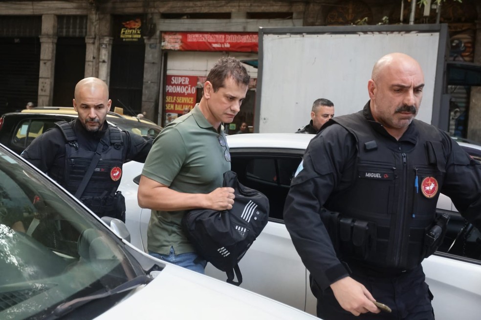 Delegado Franquis Dias Nepomuceno após ser preso pela Polícia Federal — Foto: Fabiano Rocha/Agência O Globo
