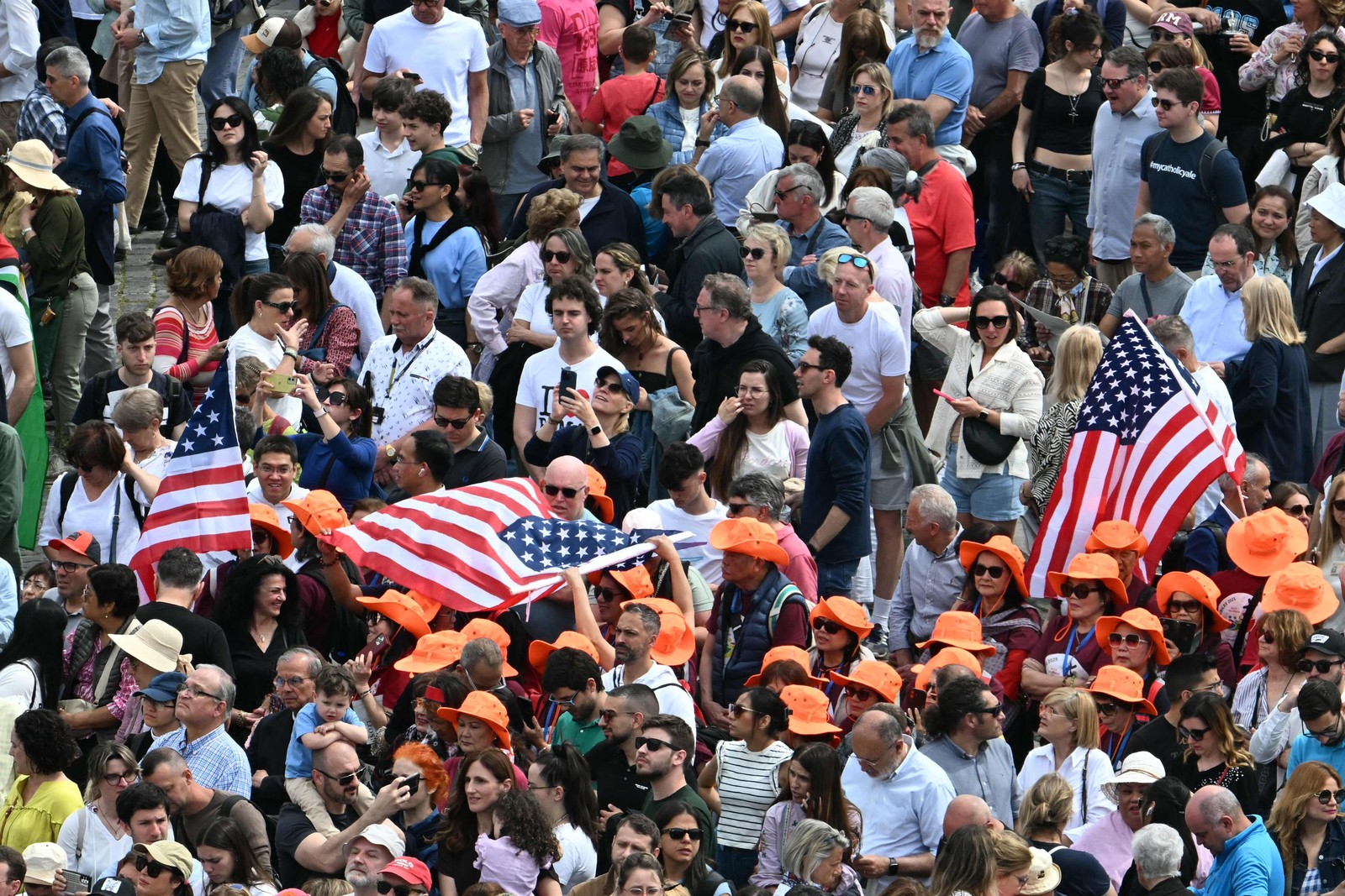 Carrying the American flag honoring the faithful American pope — Photo: Andreas Solaro / AFP