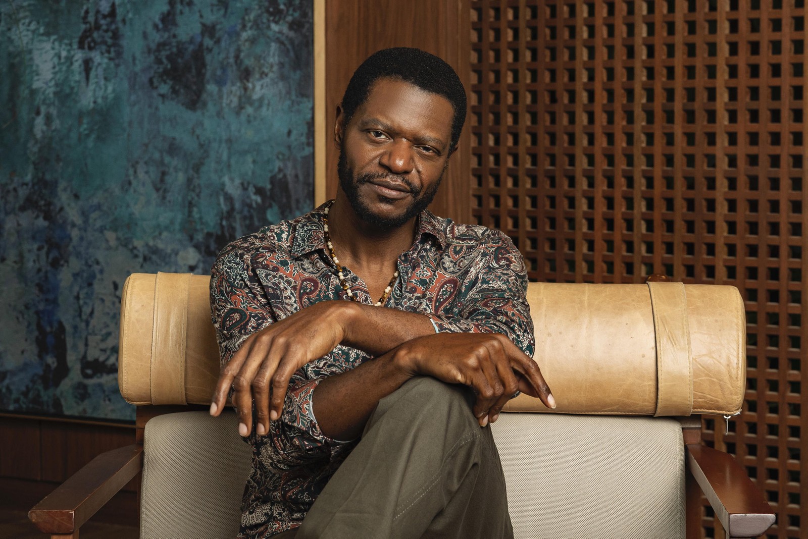 Marcel (Bukassa Kabengele) se tornou pai de Viola (Gabz) após encontrá-la dentro da barca. Nascido em Angola, ele se radicou no Brasil e é líder de uma trupe que faz acrobacias em sinais de trânsito — Foto: Globo/ Manoella Mello