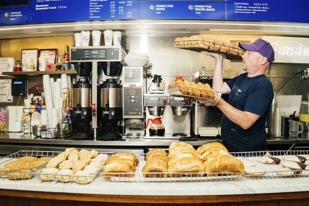 John Kelly, gerente do Donut Pub, em Nova York — Foto: Jutharat Pinyodoonyachet/The New York Times