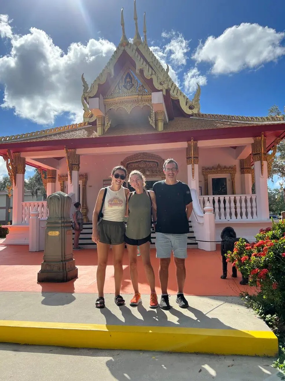 Sophie Rottenberg, Laura Reiley e Jon Rottenberg, no Templo Budista Wat Mongkolratanaram em Tampa, Flórida, na primavera de 2023. — Foto: NYT