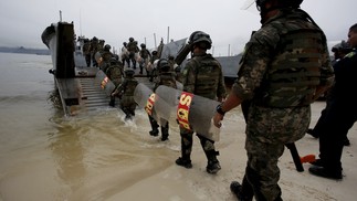 Preparação para o G20 Exercito e fusileiros navais fazem exercícios e patrulhamento no Praia da Goria, no Aterro do Flamengo. — Foto: Custodio Coimbra / Agência O Globo