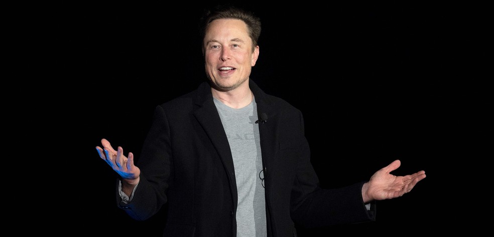 Elon Musk fala durante uma coletiva de imprensa nas instalações Starbase da SpaceX perto de Boca Chica Village, no sul do Texas, em 10 de fevereiro de 2022 — Foto: Jim Watson / AFP