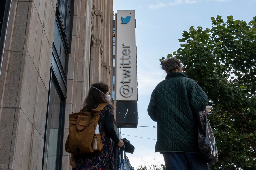 Twitter é processado por demissão em massa e perde anunciantes