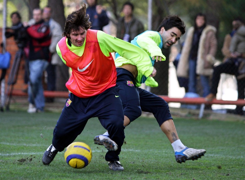 Messi e Deco num treino do Barcelona em 2005 — Foto: Luis Gene / AFP
