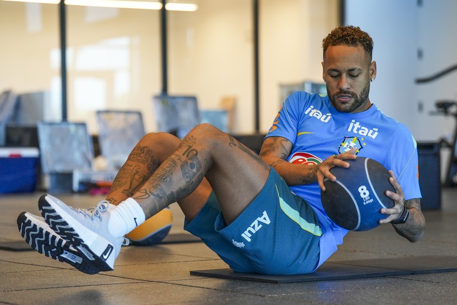Neymar se dedica em treino no CT da seleção nos EUA