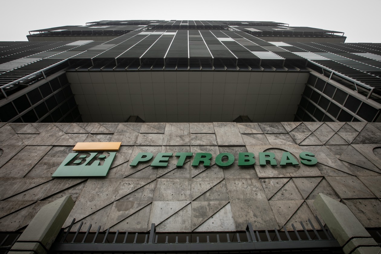 Sede da Petrobras no Rio de Janeiro e movimentação de mercado financeiro